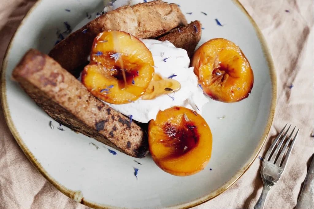Caramelised peaches with coconut cream and toasted brioche fingers